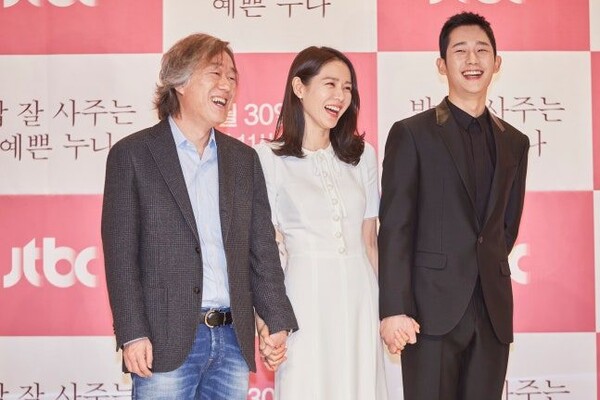 '밥 잘 사주는 예쁜 누나' 제작발표회에서 환하게 웃고 있는 안판석 감독과 배우 손예진·정해인 / 사진=JTBC