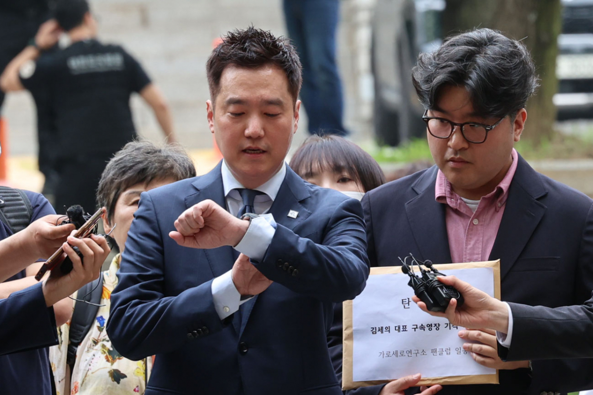김세의 가로세로연구소 대표가 서울 서초구 서울중앙지법에서 성폭력범죄의 처벌 등에 관한 특례법 위반(카메라 등 이용 촬영물 반포 등) 혐의로 구속 전 피의자 심문(영장실질심사)에 출석하며 시간을 확인하고 있다. /사진=뉴시스