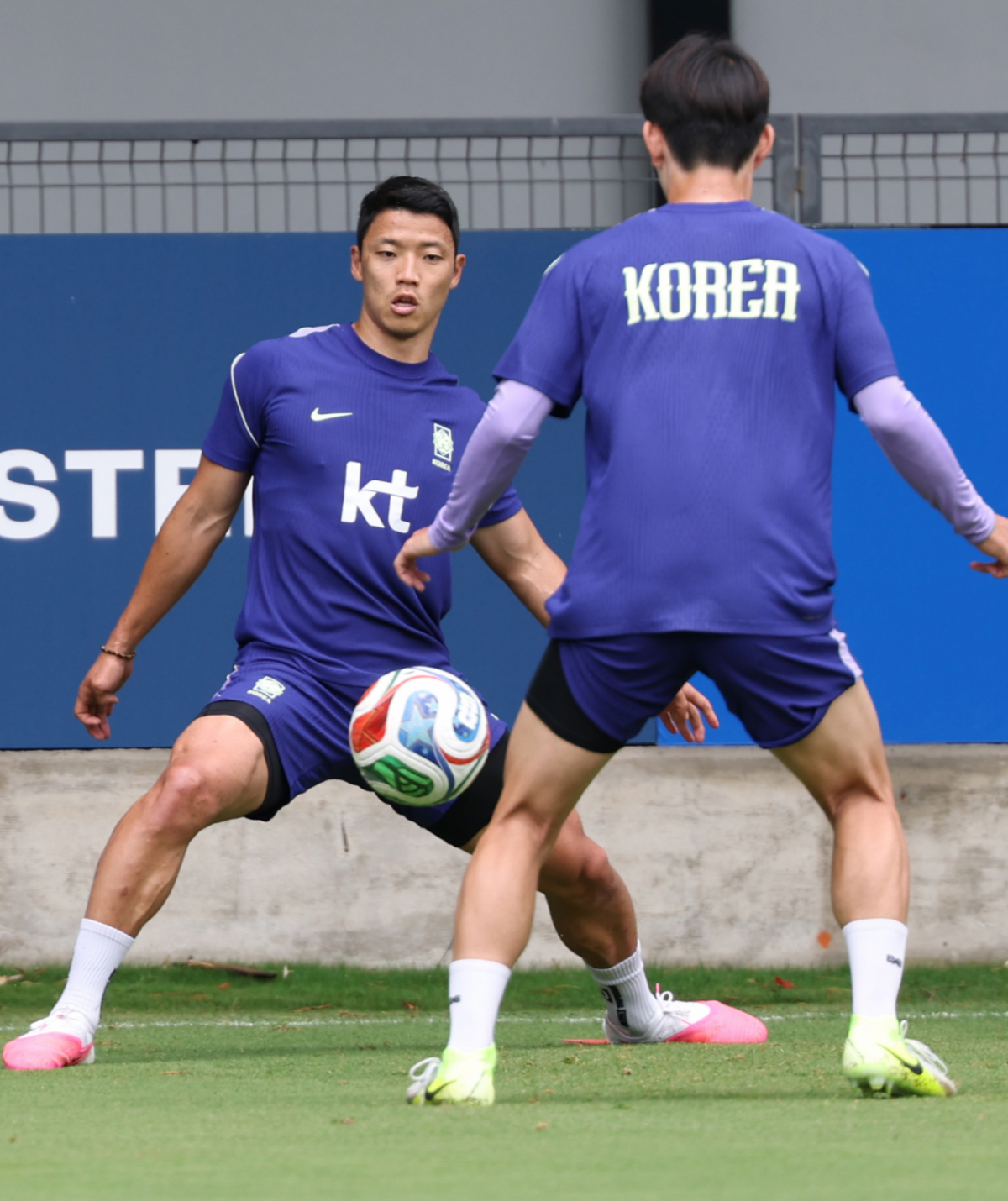 대한민국 축구 국가대표팀이 2026 북중미월드컵 A조 2차 예선을 앞두고 멕시코 과달라하라 치바스 베르데 바예에서 훈련을 진행했다. 황희찬이 패싱 훈련을 하고 있다. /사진=김진경 대기자