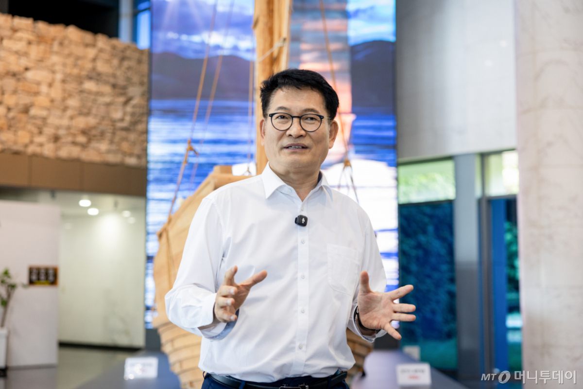 [서울=뉴시스] 김근수 기자 = 송영길 더불어민주당 당대표가 14일 오전 전남광주 완도군 장보고기념관을 찾아 장보고 프로젝트를 발표하고 있다. (사진= 송영길 캠프 제공) 2026.08.14.  *재판매 및 DB 금지 /사진=김근수