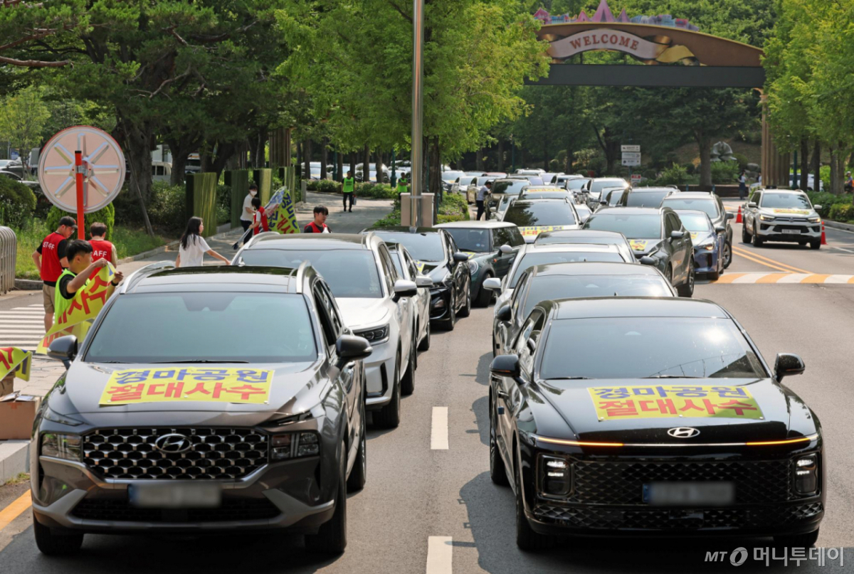 [과천=뉴시스] 김금보 기자 = 한국마사회노동조합원들이 30일 오전 경기 과천시 렛츠런파크서울에서 경마장 이전 반대 차량 행진 집회 출발을 위해 집결해 있다. 2026.06.30. kgb@newsis.com /사진=김금보