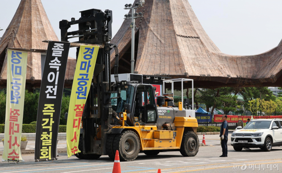 [과천=뉴시스] 김금보 기자 = 한국마사회노동조합원들이 30일 오전 경기 과천시 렛츠런파크서울에서 경마장 이전 반대 차량 행진 집회 출발을 위해 집결해 있다. 2026.06.30. kgb@newsis.com /사진=김금보