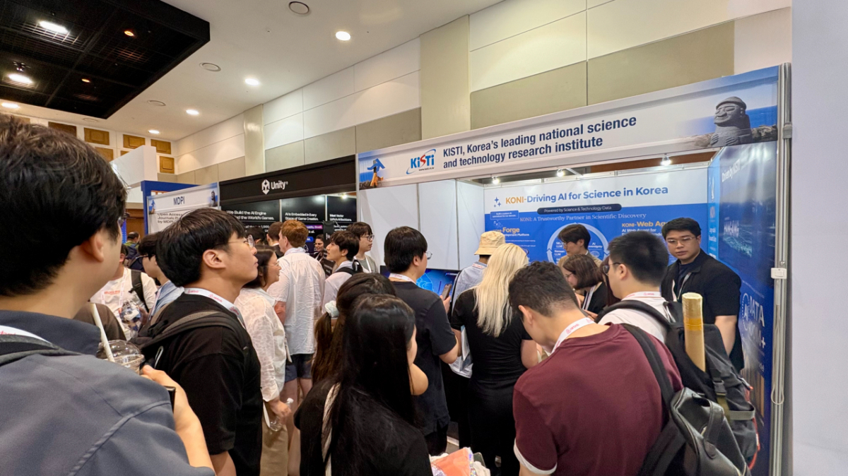 KDD 2026 KISTI 전시 부스에 방문한 관람객의 모습 /사진=KISTI