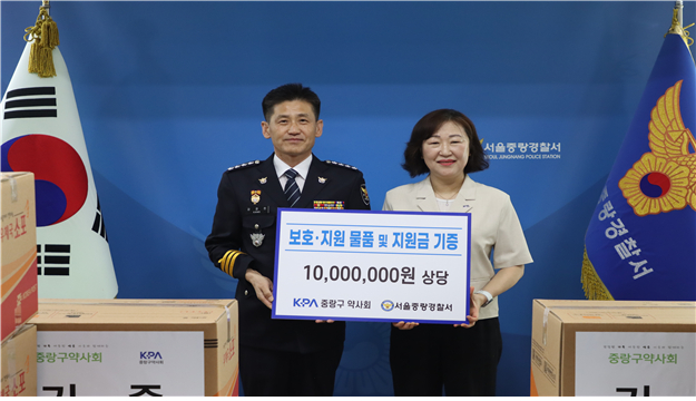 지난 13일 서울 중랑경찰서가 중랑구약사회와 '위기청소년과 범죄피해자 보호·지원을 위한 업무협약'을 체결했다./사진제공=서울 중랑경찰서.