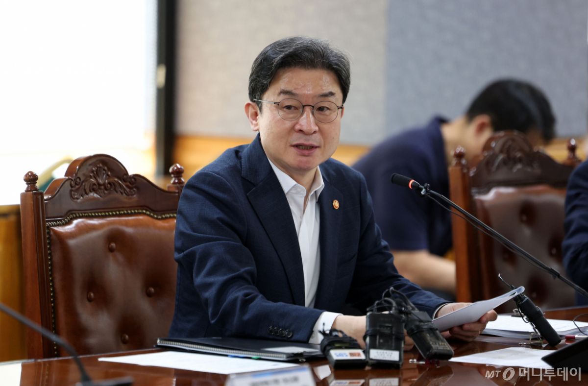 이억원 금융위원장이 14일 서울 중구 은행회관에서 열린 확대 가계부채 점검회의에서 모두발언을 하고 있다. 2026.08.14. /사진=뉴시스 /사진=김선웅