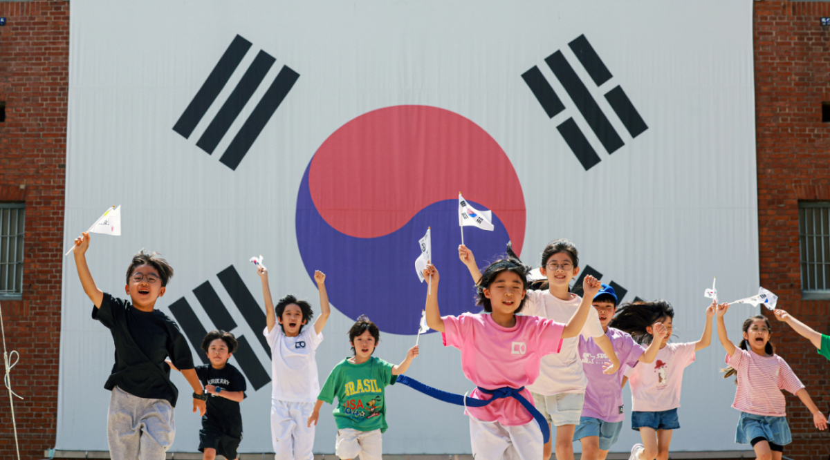 제81주년 광복절을 하루 앞둔 14일 서울 서대문구 서대문형무소역사관 대형 태극기 앞에서 어린이들이 직접 만든 태극기를 흔들며 힘차게 뛰고 있다. /사진=뉴스1