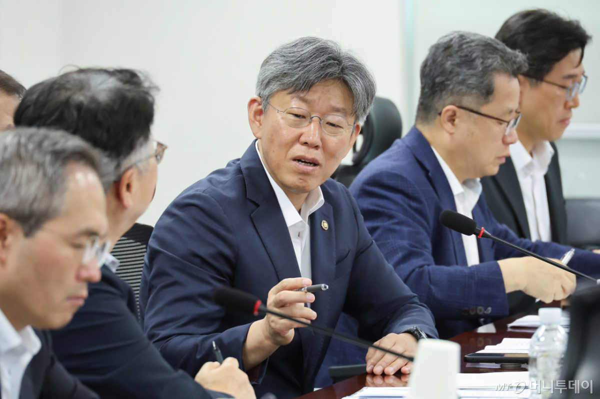 (서울=뉴스1) 신웅수 기자 = 김이탁 국토교통부 1차관이 22일 서울 여의도 국회 의원회관에서 열린 국토교통위원회 당정에서 대화하고 있다. 2026.7.22/뉴스1 Copyright © 뉴스1. All rights reserved. 무단 전재 및 재배포, AI학습 이용 금지. /사진=(서울=뉴스1) 신웅수 기자