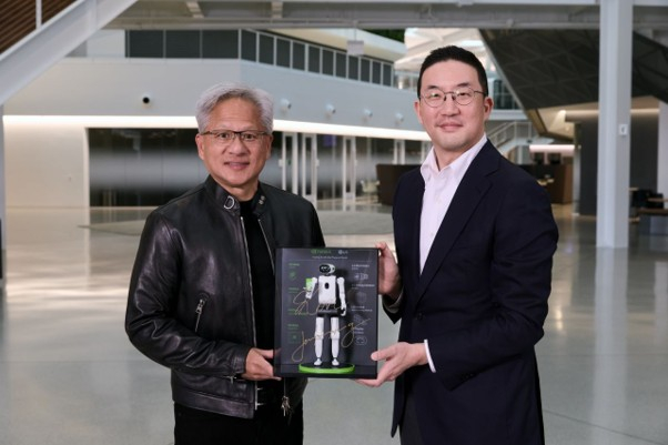 젠슨 황 엔비디아 CEO(왼쪽)와 구광모 LG 대표가 기념촬영을 하고 있다. 2026.08.14./사진=엔비디아