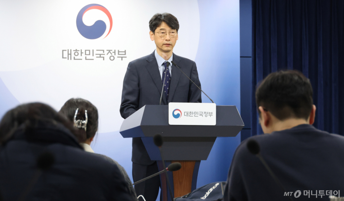 김경만 과학기술정보통신부 인공지능정책실장이 20일 오후 서울 종로구 정부서울청사에서 '독자 AI 파운데이션 모델 (독파모) 프로젝트' 선정 기업 발표를 하고 있다. /사진=뉴시스 /사진=추상철