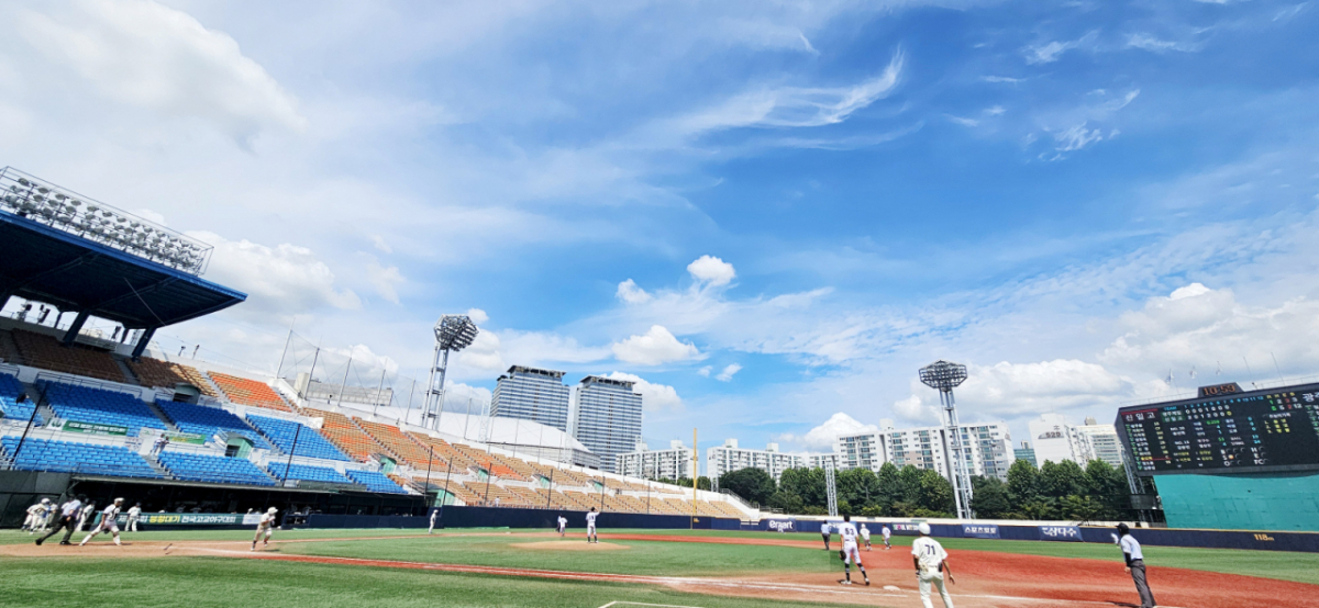기승을 부리던 폭염이 잠잠해진 가운데 봉황대기 고교야구 광주제일고와 신일고의 경기가 14일 파란하늘을 배경으로 목동구장에서 열리고 있다. /사진=뉴시스