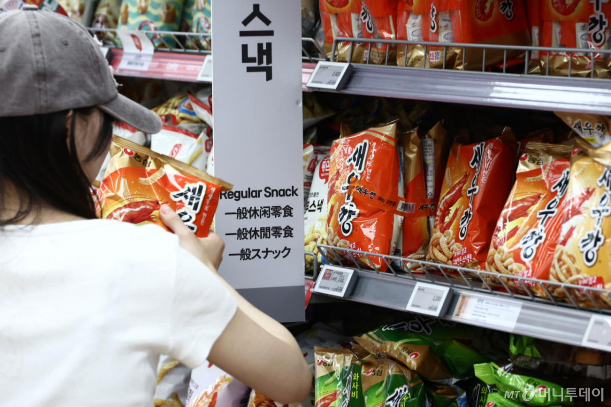 [서울=뉴시스] 고승민 기자 = 농심이 내달부터 주요 용기라면과 스낵제품 출고가격을 각각 평균 6%, 5.5% 올린다고 밝힌 24일 서울의 한 대형마트에 새우깡 등 농심 과자 제품이 진열돼 있다. 2026.07.24. /사진=고승민