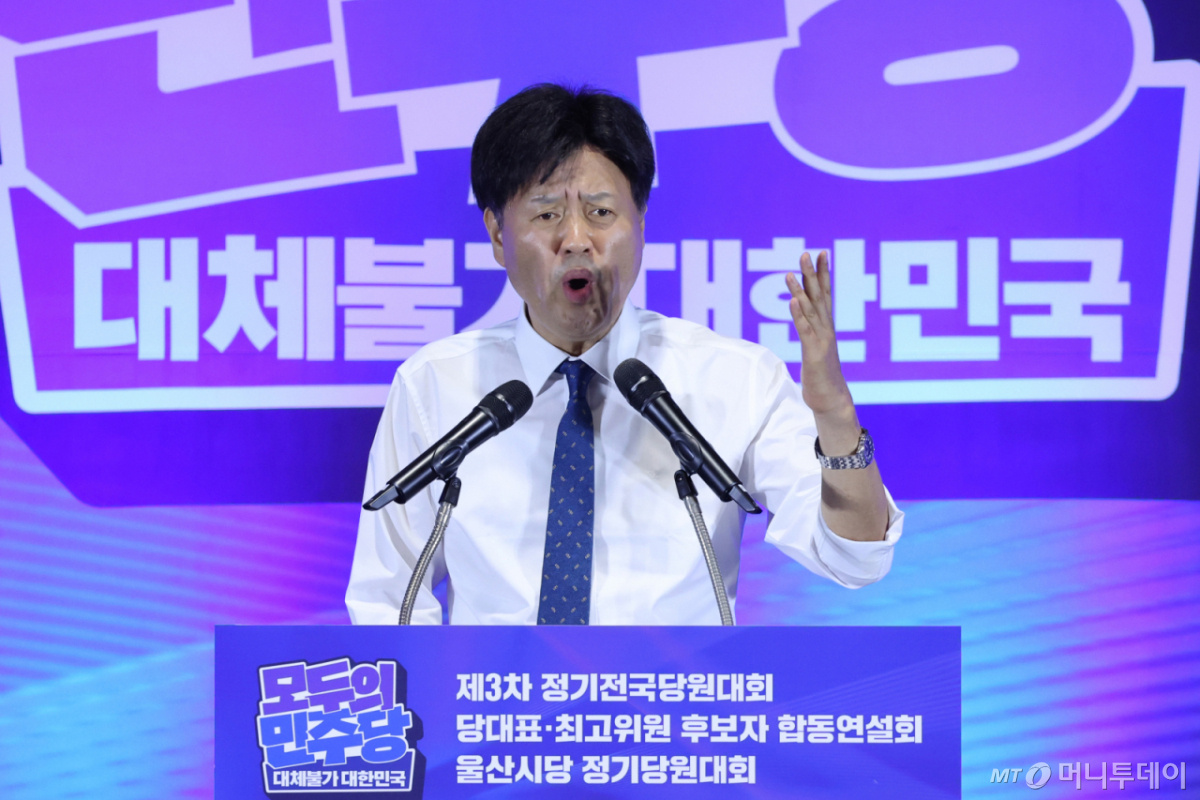(울산=뉴스1) 신웅수 기자 = 김용 더불어민주당 최고위원 후보가 2일 울산 울주군 울산전시컨벤션센터에서 열린 당대표·최고위원 합동연설회에서 정견 발표를 하고 있다. 2026.8.2/뉴스1 Copyright © 뉴스1. All rights reserved. 무단 전재 및 재배포, AI학습 이용 금지. /사진=(울산=뉴스1) 신웅수 기자