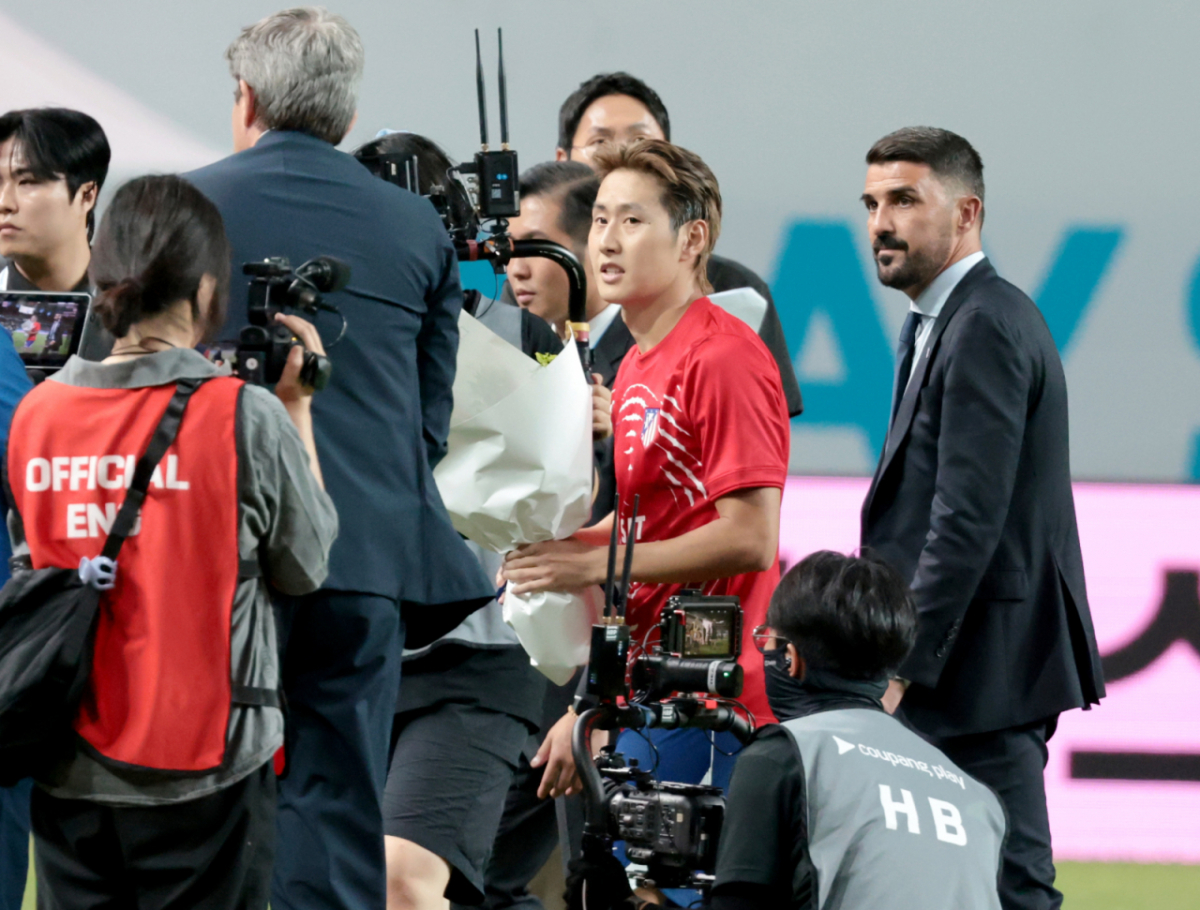 ATM 전격 이적한 이강인이 2026쿠팡플레이 시리즈 맨체스터시티와 아틀레티코 마드리드 경기를 마친 후 스페인의 전설적인 공격수 다비드 비야가 함께 한 국내팬들을 위한 입단식에서 소감을 밝히고 있다. /사진=강영조 선임기자