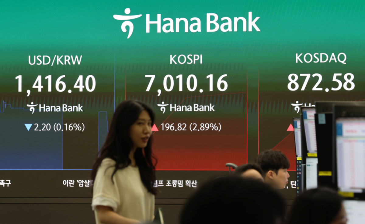 [서울=뉴시스] 권창회 기자 = 14일 오전 서울 중구 하나은행 딜링룸에서 딜러들이 업무를 보고 있다. 코스피가 전 거래일 대비 182.33포인트(2.68%) 오른 6995.67에 출발했다. 원달러 환율은 1416.4원으로, 코스닥 지수는 6.70포인트(0.78%) 상승한 868.07에 거래를 시작했다. 2026.08.14. kch0523@newsis.com /사진=권창회
