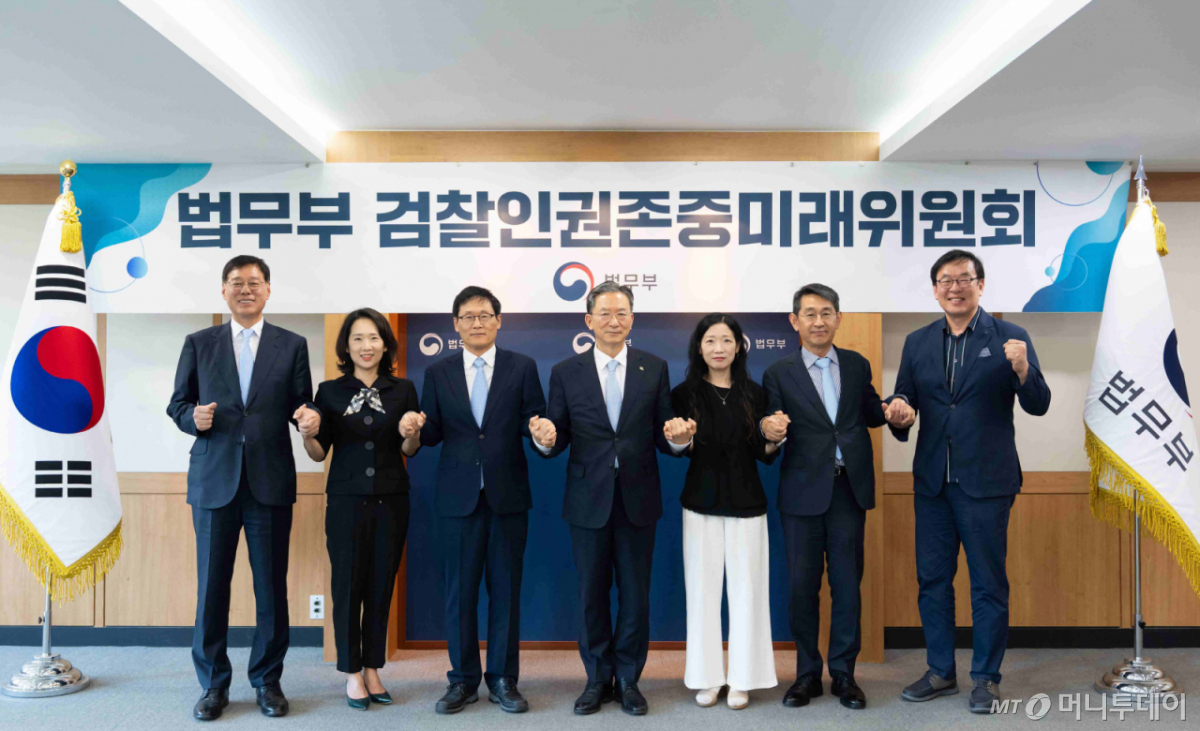 [정성호 법무부 장관이 10일 경기 과천시 법무부에서 열린 법무부 검찰인권존중미래위원회 발족식에서 기념촬영을 하고 있다.(사진=법무부 제공)