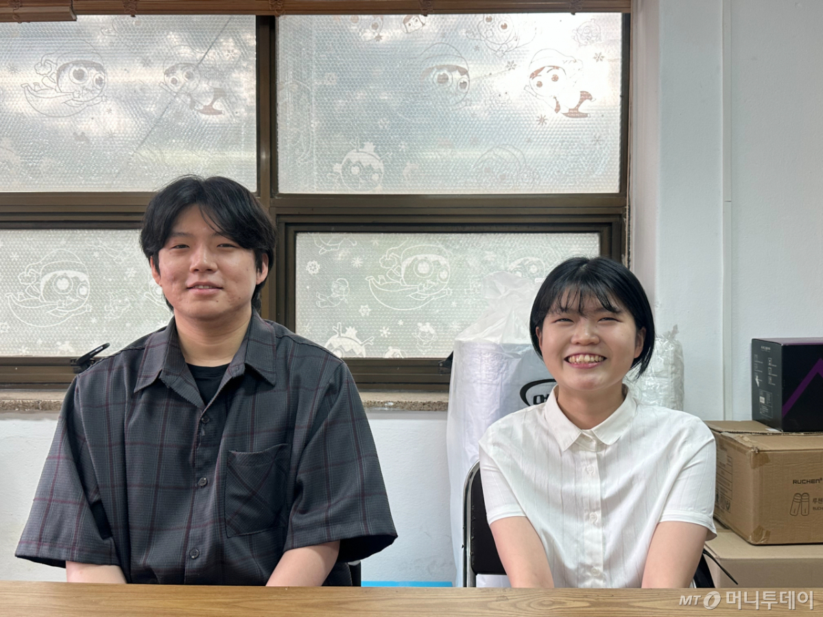 독립유공자 후손 홍우진씨(25, 왼쪽)와 원희정씨(23)가 13일 오후 서울 종로구 흥사단에서 진행된 머니투데이와의 인터뷰에서 답변하고 있는 모습./사진=여승헌 기자.