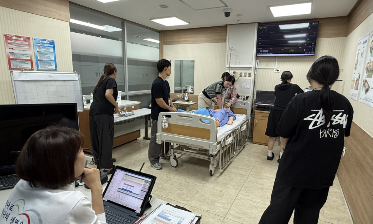 경남정보대 간호시뮬레이션센터에서 심장소생술 실습을 하고 있다./사진제공=경남정보대