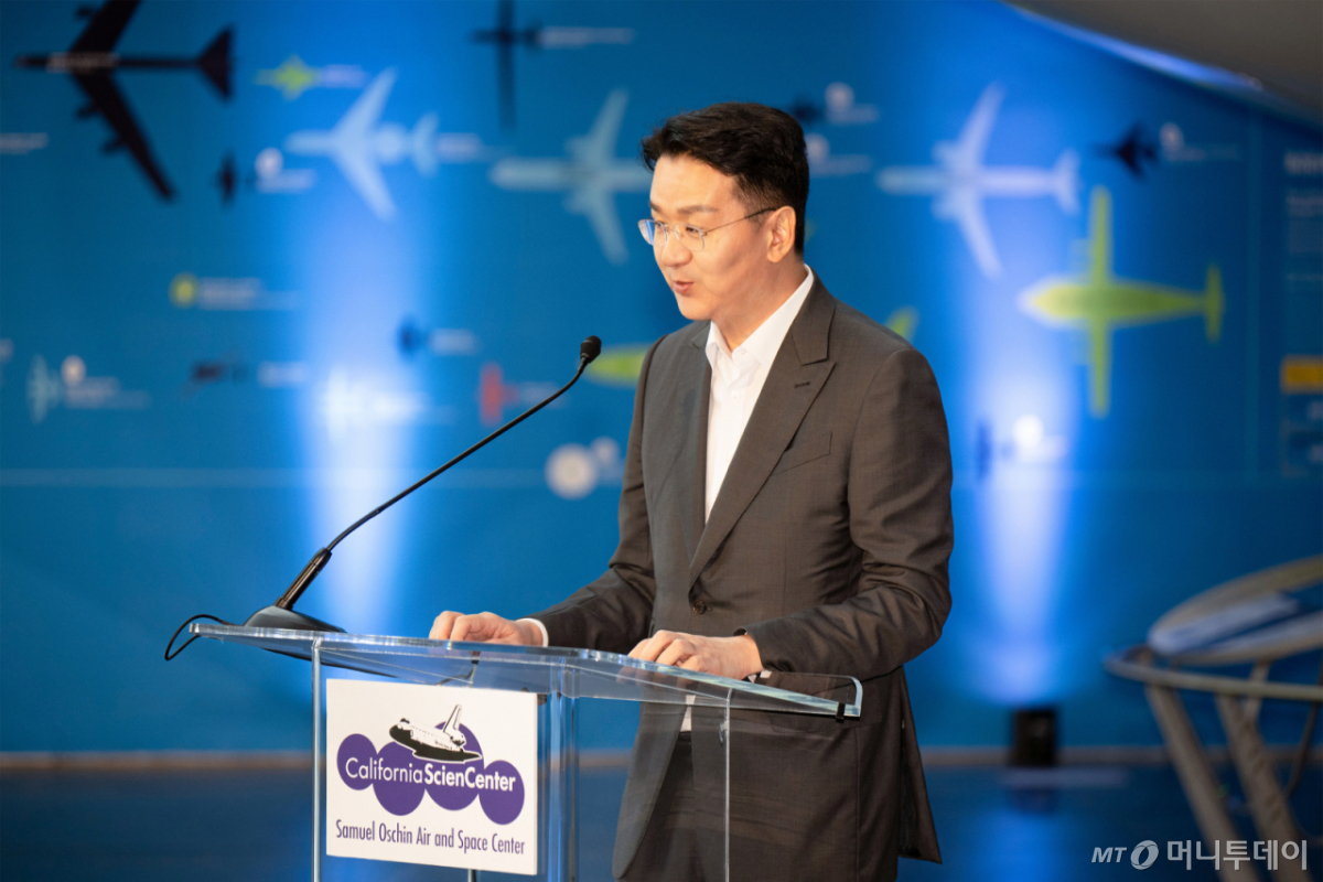 (서울=뉴스1) = 대한항공이 미국 캘리포니아 과학 센터 ‘대한항공 항공 전시관'에 기증한 보잉 747 항공기 전시물이 처음 공개됐다고 13일 밝혔다. 사진은 조원태 한진그룹 회장이 12일(현지시간) 미국 캘리포니아 과학 센터 ‘대한항공 항공 전시관'에서 열린 항공기 공개 기념식에서 기념사를 하는 모습. (대한항공 제공. 재판매 및 DB 금지) 2026.5.13/뉴스1 Copyright © 뉴스1. All rights reserved. 무단 전재 및 재배포, AI학습 이용 금지. /사진=(서울=뉴스1)