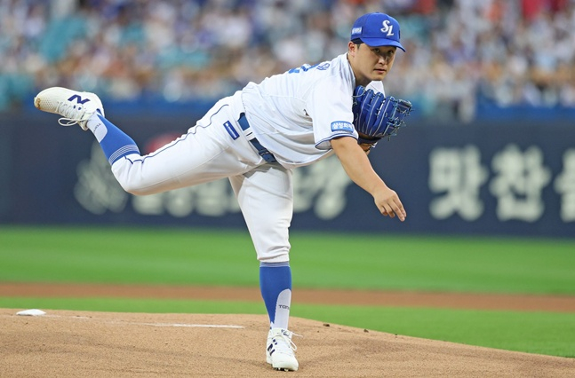 삼성 라이온즈 최원태(왼쪽)가 14일 대구 삼성라이온즈파크에서 열린 한화 이글스와 2026 신한 SOL KBO리그 홈경기에 선발 등판해 역투하고 있다. /사진=삼성 라이온즈 제공