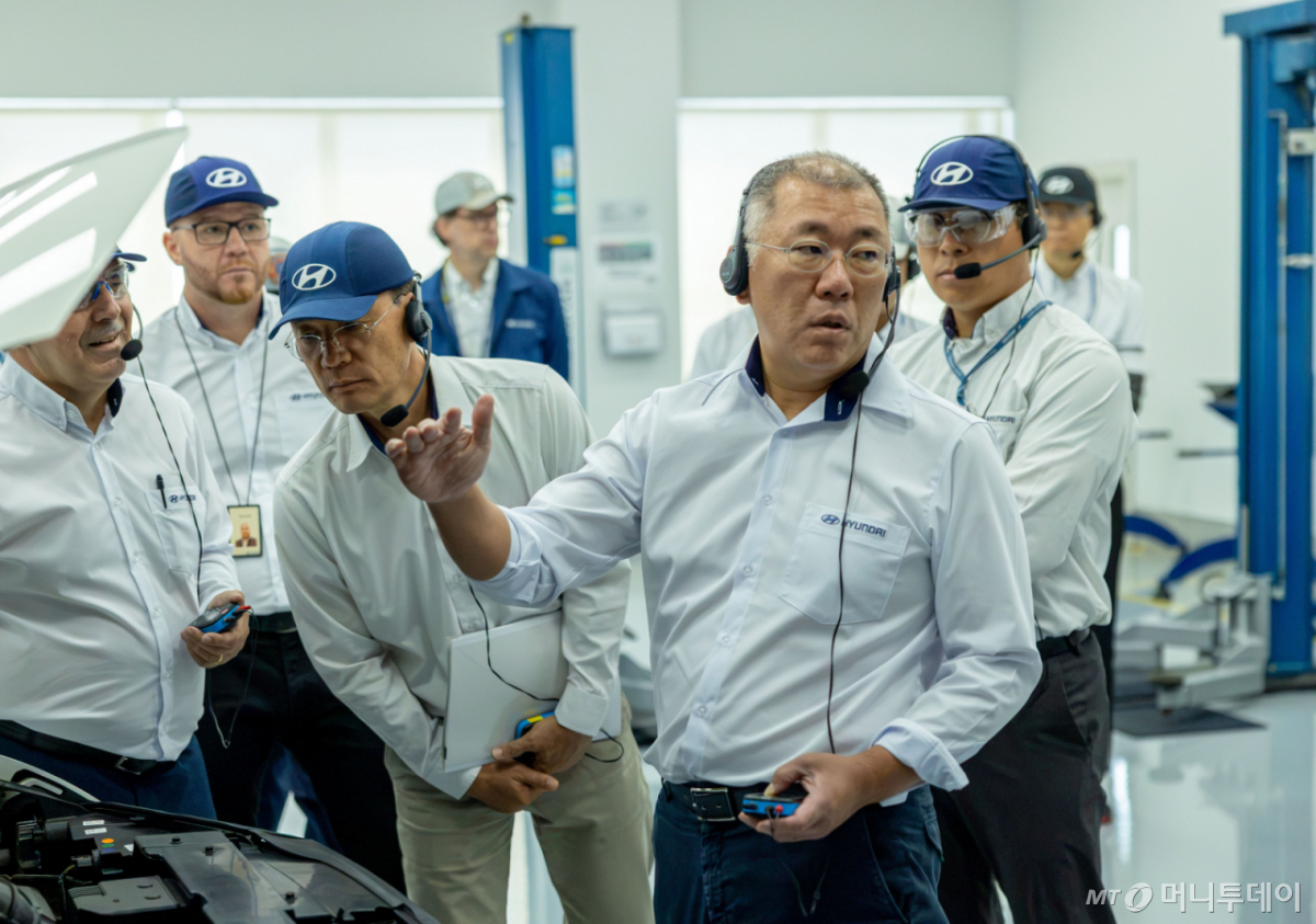 (서울=뉴스1) = 정의선 현대자동차그룹 회장이 27일(현지시간) 브라질 상파울루주 피라시카바에 위치한 현대차 브라질공장을 방문해 차량 품평을 진행하고 있다. (현대자동차그룹 제공. 재판매 및 DB금지) 2026.7.30/뉴스1 Copyright © 뉴스1. All rights reserved. 무단 전재 및 재배포, AI학습 이용 금지. /사진=(서울=뉴스1)