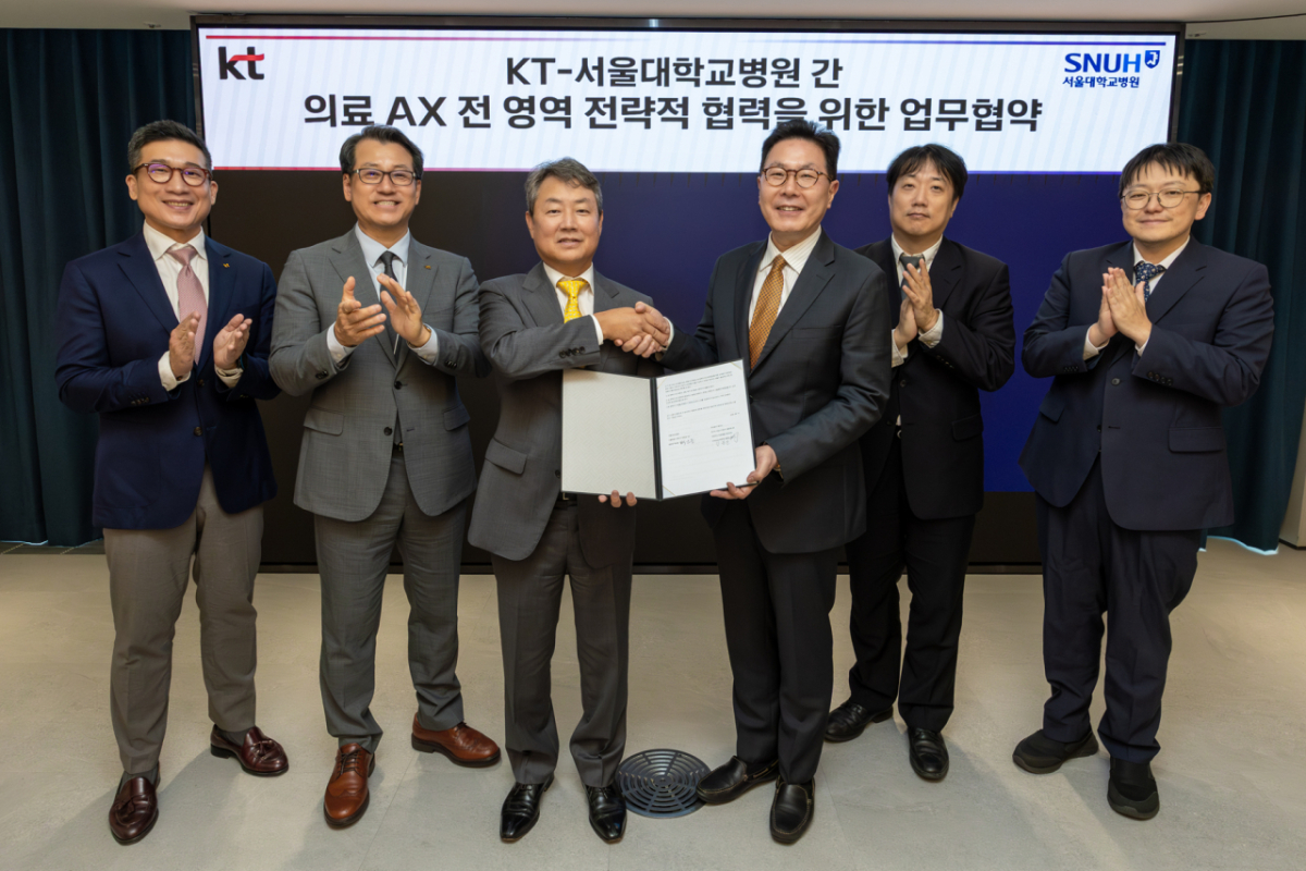 김봉균 KT Enterprise부문장(왼쪽 세 번째)과 백남종 서울대학교병원장(왼쪽 네 번째) 등 KT와 서울대학교병원 관계자들이 기념사진을 촬영하고 있다./사진 제공=KT