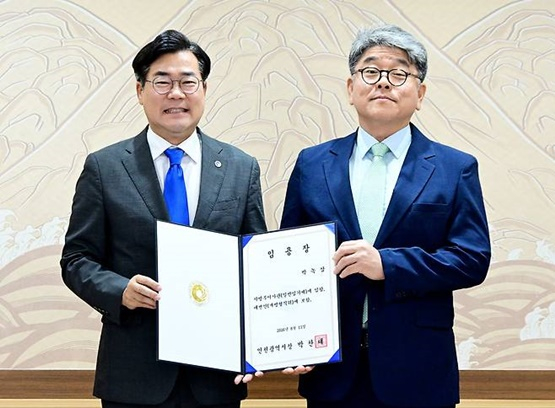 박록삼(오른쪽) 대변인이 박찬대 인천시장으로부터 임용장을 받고 있다./사진제공=인천시