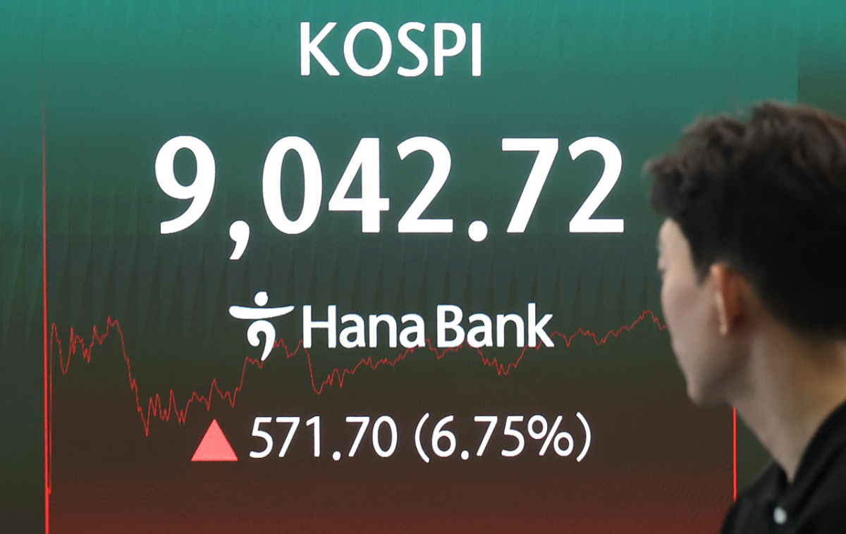 코스피가 6%대 급등하며 9000선을 탈환한 25일 서울 중구 하나은행 본점 딜링룸 전광판에 코스피 지수가 표시되고 있다. 2026.6.25/뉴스1 Copyright © 뉴스1. All rights reserved. 무단 전재 및 재배포, AI학습 이용 금지. /사진=(서울=뉴스1)