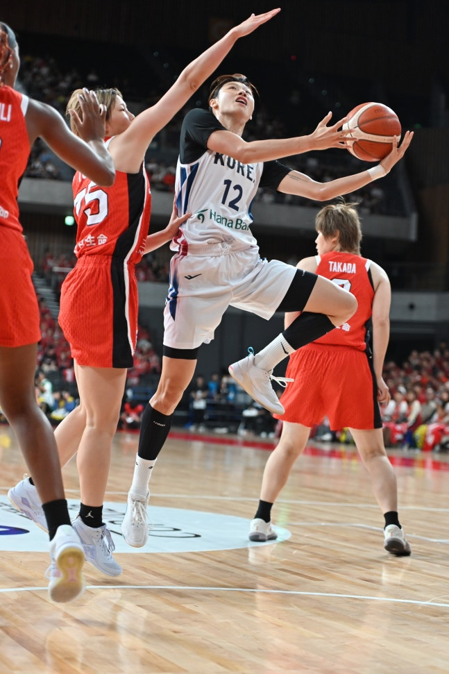 14일 일본 도쿄에서 열린 일본과의 여자농구 평가전에서 골밑슛을 시도하고 있는 대한민국 여자농구 대표팀 이해란. /사진=일본농구협회 제공
