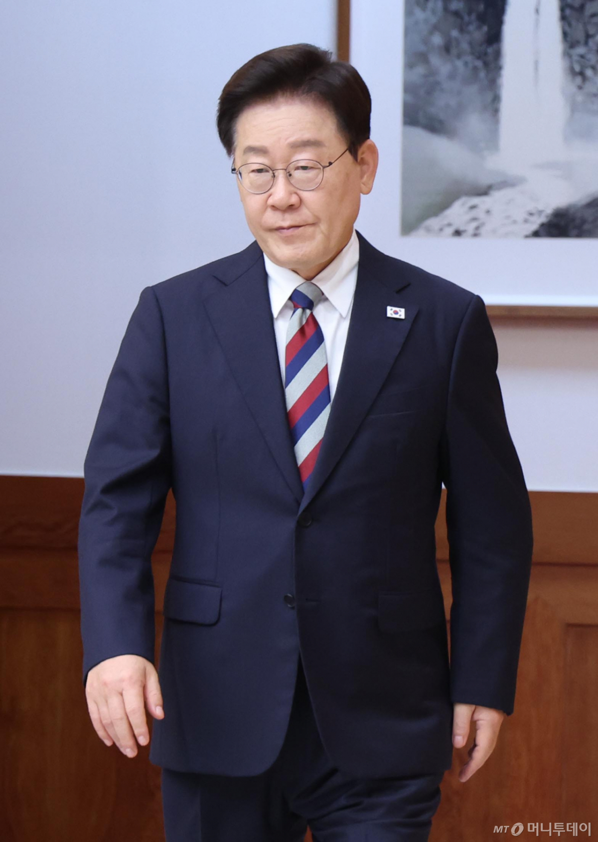 [서울=뉴시스] 조성봉 기자 = 이재명 대통령이 14일 청와대에서 열린 청년정책 대전환을 위한 청년정책 전문가 간담회에 입장하고 있다. 2026.08.14. suncho21@newsis.com /사진=조성봉