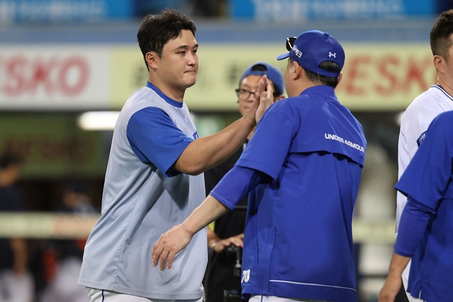 삼성 라이온즈 최원태(왼쪽)가 14일 대구 삼성라이온즈파크에서 열린 한화 이글스와 2026 신한 SOL KBO리그 홈경기에 선발 등판해 승리를 챙긴 뒤 박진만 감독과 하이파이브를 하고 있다. /사진=삼성 라이온즈 제공