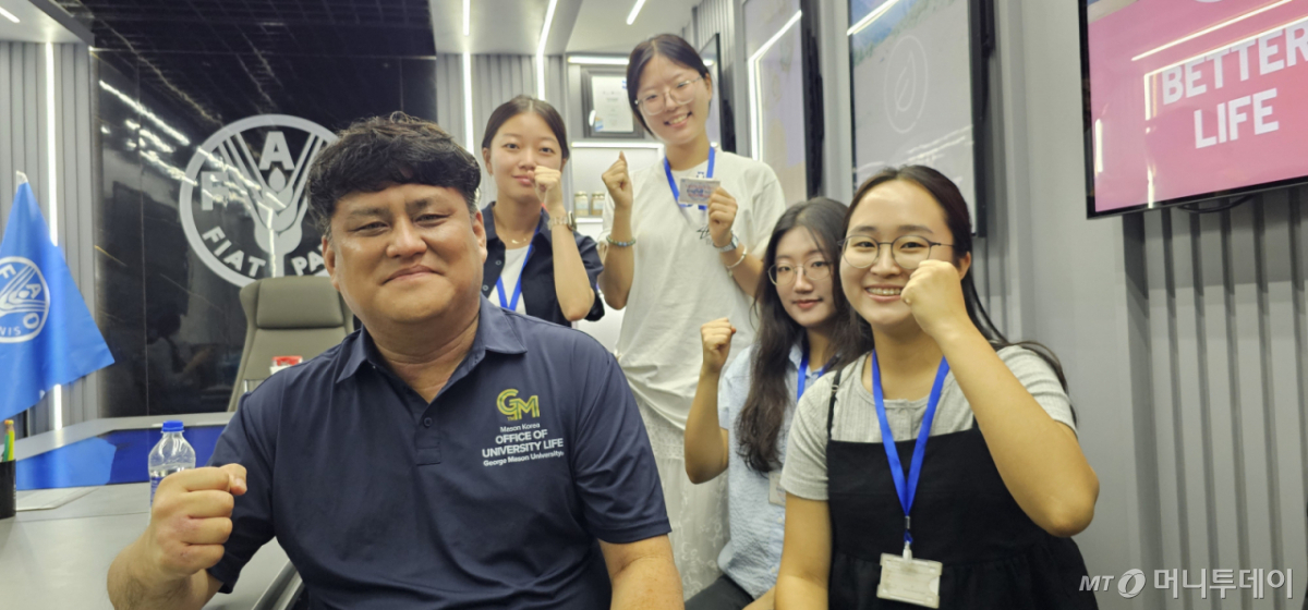 한국조지메이슨대 이상용 센터장(맨 왼쪽)이 14일 FAO(유엔식량농업기구) 한국-네팔 청년 교류 프로그램에 참가한 신다연(국제학과 3년, 맨 오른쪽), 배수현(국제학과 2년), 박고은(국제학과 2년), 정희나(국제학과 2년) 학생과 화이팅을 외치고 있다. /사진=정혁수 기자