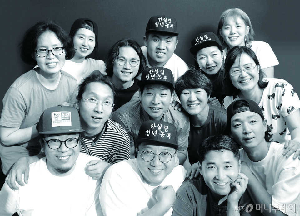 충남 예산에서 콩,보리 등을 생산하고 있는 청년농업인 가창진씨는 정부로부터 최연소 유기농 인증을 부여받은 농사꾼이다. 아직 '초보 농사꾼'이지만 그는 지역 청년들과 함께 친환경농업을 통한 지역사회 활성화를 꿈구고 있다./사진=농식품부