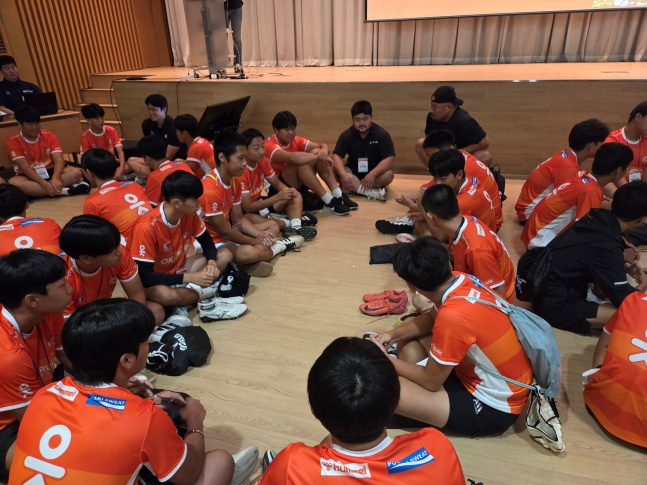럭비 꿈나무들이 15일 인천광역시 서구 청라동에 위치한 하나글로벌캠퍼스에서 열린'제3회 OK 읏맨 럭비 아카데미'에 참가해 2박 3일의 일정을 시작했다. /사진=김동윤 기자