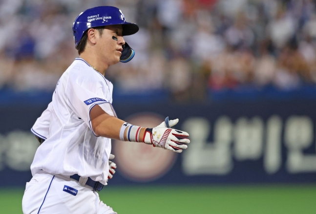 삼성 라이온즈 강민호가 14일 한화 이글스와 홈경기에서 5회말 홈런을 날리고 베이스를 돌고 있다. /사진=삼성 라이온즈 제공