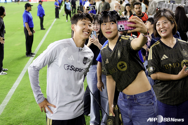손흥민과 기념샷을 찍은 박지현(오른쪽). /AFPBBNews=뉴스1