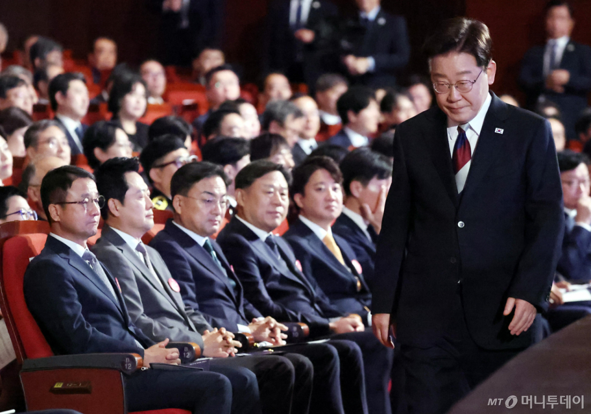 [서울=뉴시스] 조성봉 기자 = 이재명 대통령이 15일 서울 종로구 세종문화회관에서 열린 제81주년 광복절 경축식에서 경축사를 마치고 자리로 돌아가고 있다. 뒤로 왼쪽부터 한병도 더불어민주당 대표 직무대행 겸 원내대표, 장동혁 국민의힘 대표, 신장식 조국혁신당 대표, 김종훈 진보당 대표, 이준석 개혁신당 대표(청와대통신사진기자단) 2026.08.15. suncho21@newsis.com /사진=