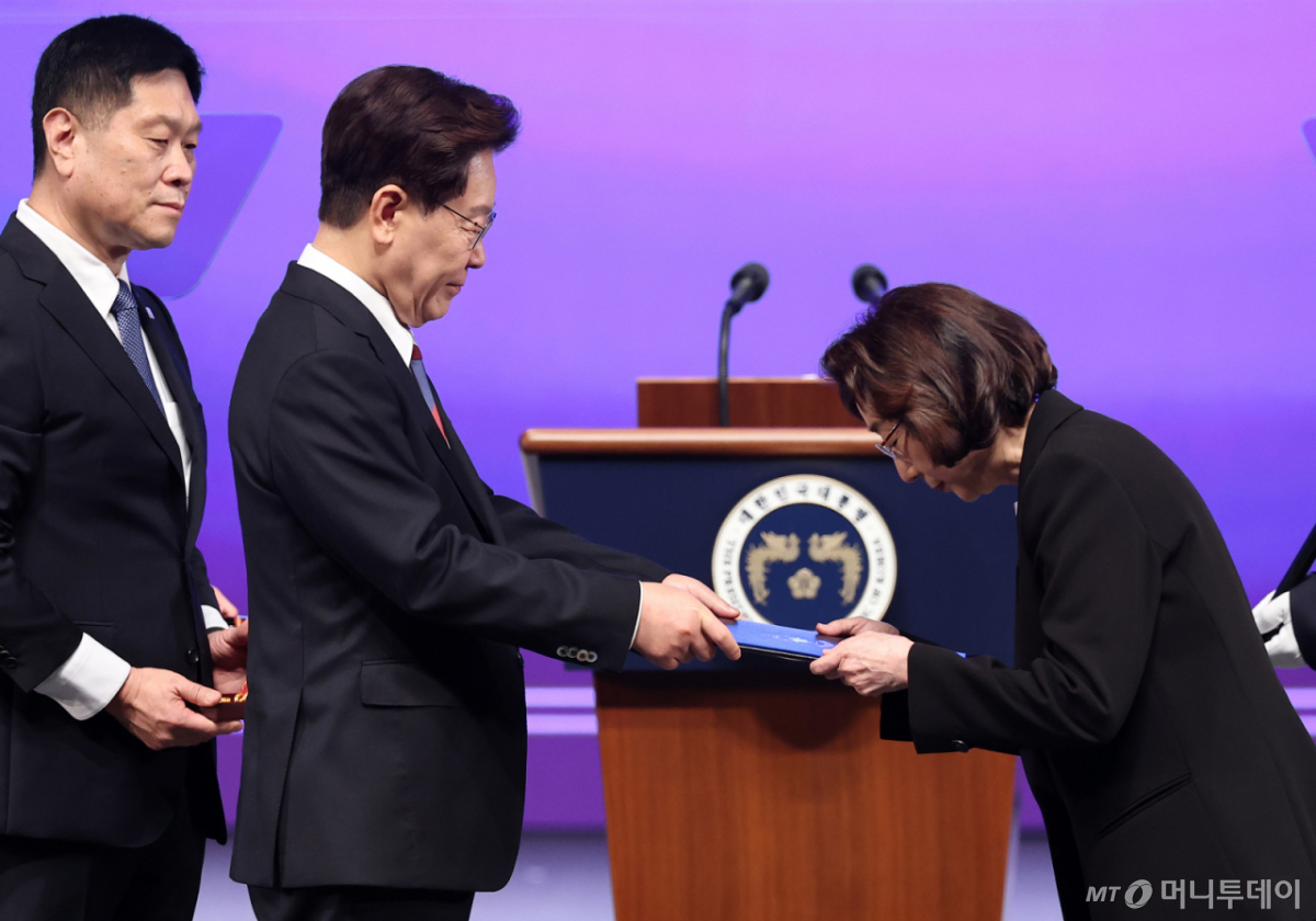 (서울=뉴스1) 이재명 기자 = 이재명 대통령이 15일 서울 종로구 세종문화회관에서 열린 제81주년 광복절 경축식에서 백범 김구 선생의 부인인 고 최준례 여사의 유족 손녀 김미 씨에게 건국훈장 애족장을 수여하고 있다. 2026.8.15/뉴스1 Copyright © 뉴스1. All rights reserved. 무단 전재 및 재배포, AI학습 이용 금지. /사진=(서울=뉴스1) 이재명 기자