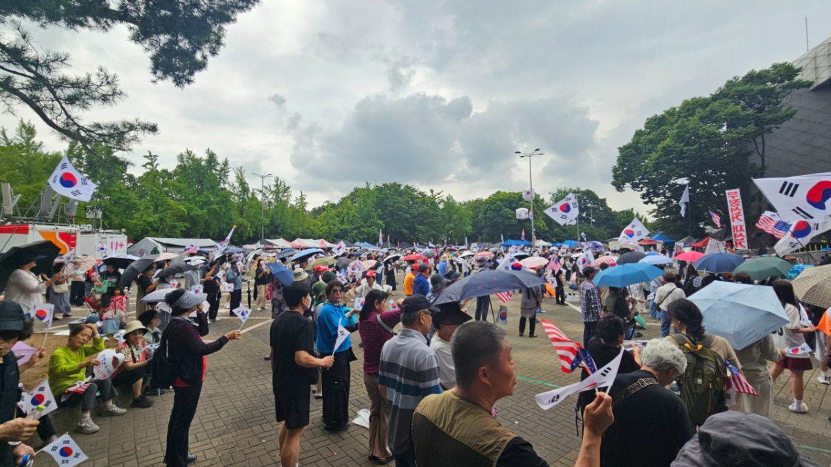 15일 오전 서울 송파구 올림픽공원 핸드볼경기장 일대에 시민들이 모여있는 모습./사진=이지웅 기자.