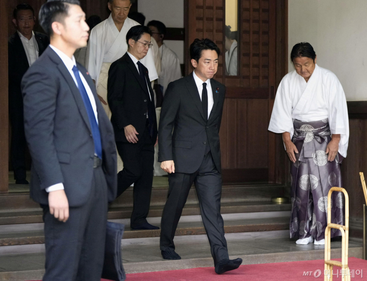 (로이터=뉴스1) = 고이즈미 신지로 일본 방위상이 한국 광복절이자 일본 패전일인 15일 오전 도쿄 야스쿠니 신사를 참배하고 있다. 2026.8.15/뉴스1 ⓒ 로이터=뉴스1 Copyright © 뉴스1. All rights reserved. 무단 전재 및 재배포, AI학습 이용 금지.