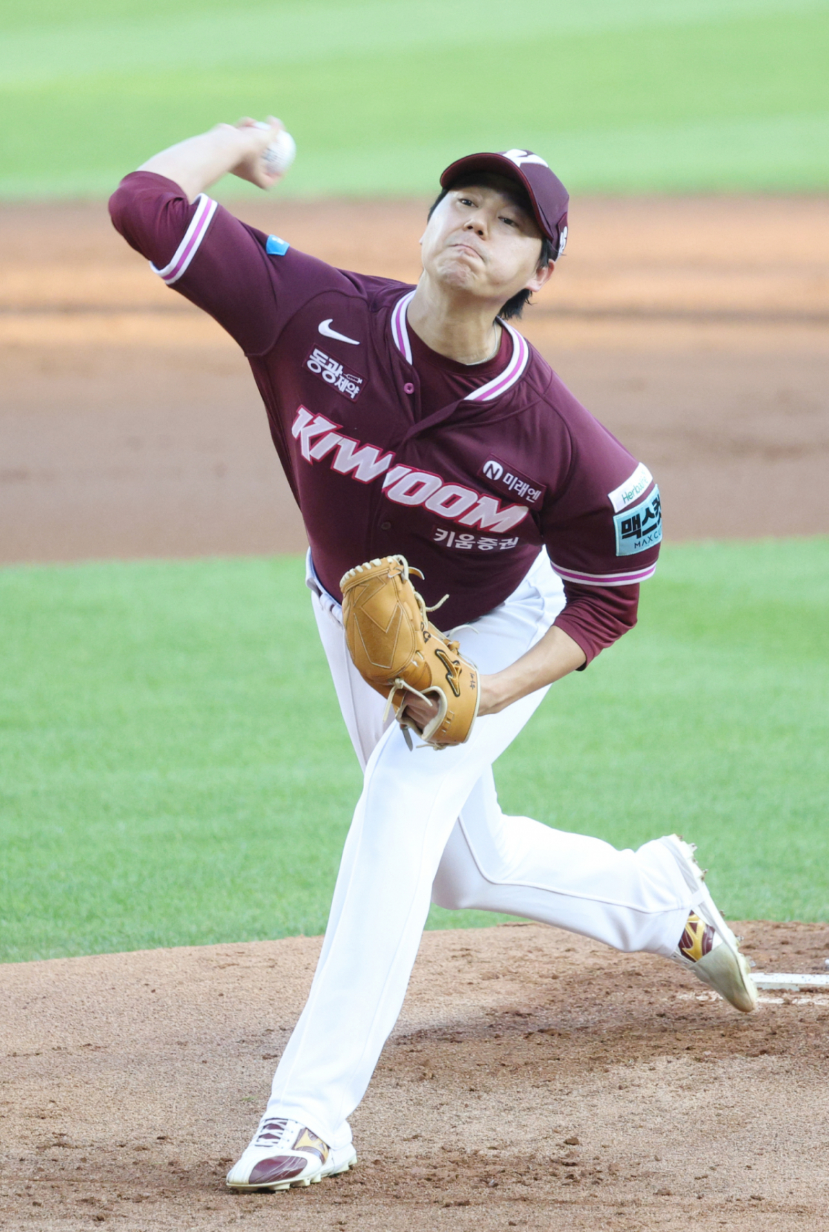 2026 신한 SOL KBO리그 LG 트윈스 대 키움 히어로즈 경기가 29일 서울 잠실야구장에서 열렸다. 키움 선발 하영민이 역투하고 있다. /사진=김진경 kim.jinkyung@