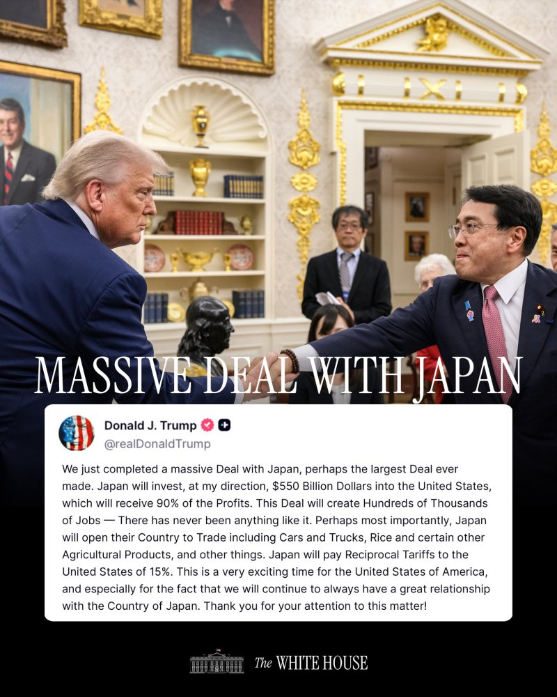 도널드 트럼프 미국 대통령이 백악관 집무실에서 23일(현지시간) 아카자와 료세이 일본 경제재생상과 양국 무역협상을 타결 후 악수를 하고 있다. 백악관은 X에 이 사진을 게재하며 '일본과 대규모 협상(Massive Deal with Japan)' 문구를 달아 트럼프 대통령의 치적이라는 점을 부각시켰다. (백악관 X, 재판매 및 DB금지) 2025.7.24/뉴스1 ⓒ News1 김진환 기자
