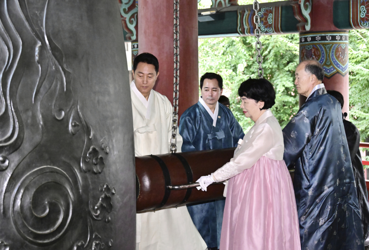 이달 15일 ‘제81주년 광복절 기념 타종행사’에 참석한 임만균 서울특별시의회 의장이 타종인사들과 함께 타종하고 있다. /사진제공=서울시의회