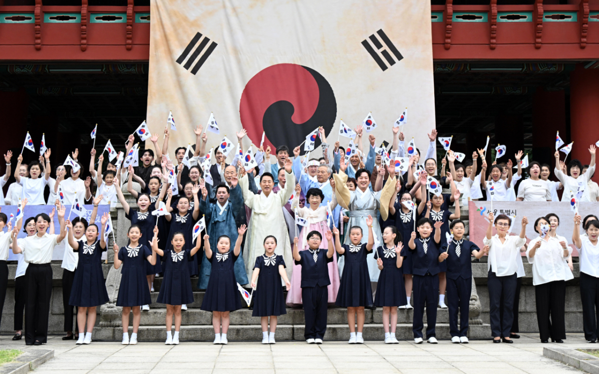 오세훈 서울시장이 15일 보신각에서 열린 광복 81주년 기념 타종식 참석자들과 만세삼창하고 있다. /사진제공=서울시