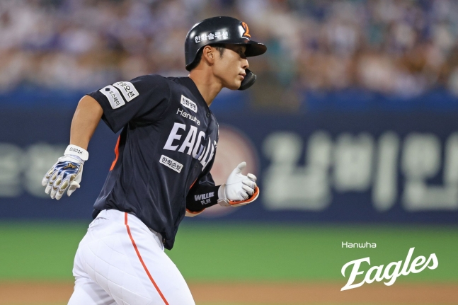 한화 이글스 박정현이 14일 삼성 라이온즈전에서 홈런을 날리고 베이스를 돌고 있다. /사진=한화 이글스 제공