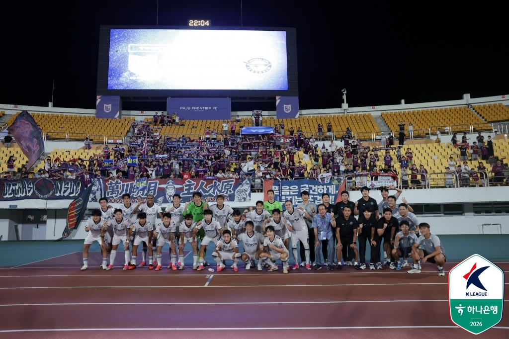 수원FC 선수단이 파주 프런티어FC전 승리 후 기념사진을 찍고 있다. /사진=한국프로축구연맹 제공
