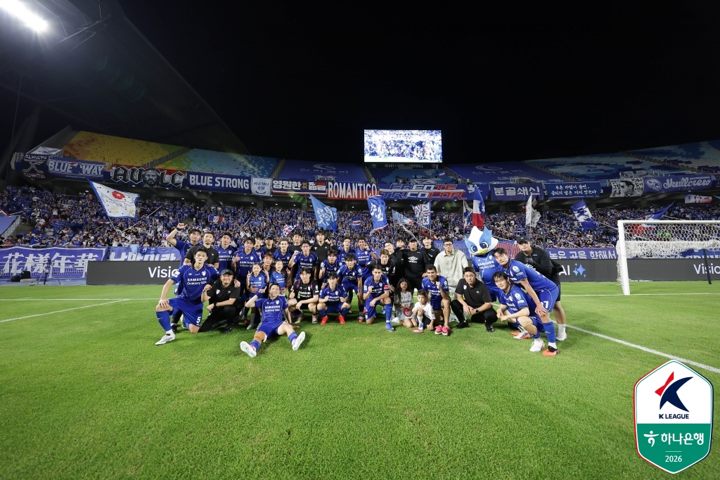 수원 삼성 선수단이 김해FC전 승리 후 기념 사진을 찍고 있다. /사진=한국프로축구연맹 제공