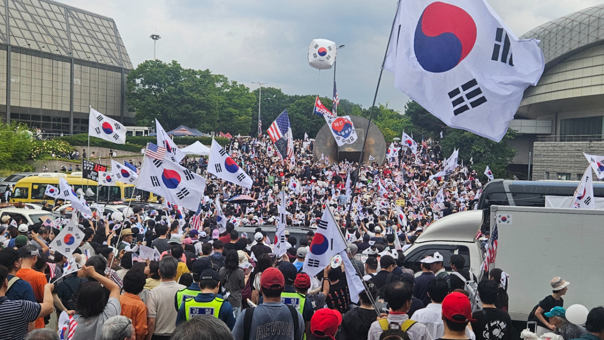 15일 오후 서울 송파구 올림픽공원 핸드볼경기장 일대에는 태극기와 성조기를 든 시민들이 모였다./사진=이지웅 기자.