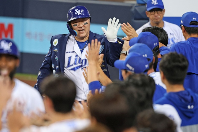 삼성 라이온즈 최형우가 15일 대구 삼성라이온즈파크에서 열린 한화 이글스와 홈경기에서 6회말 스리런 홈런을 날리고 동료들과 하이파이브를 하고 있다. /사진=삼성 라이온즈 제공
