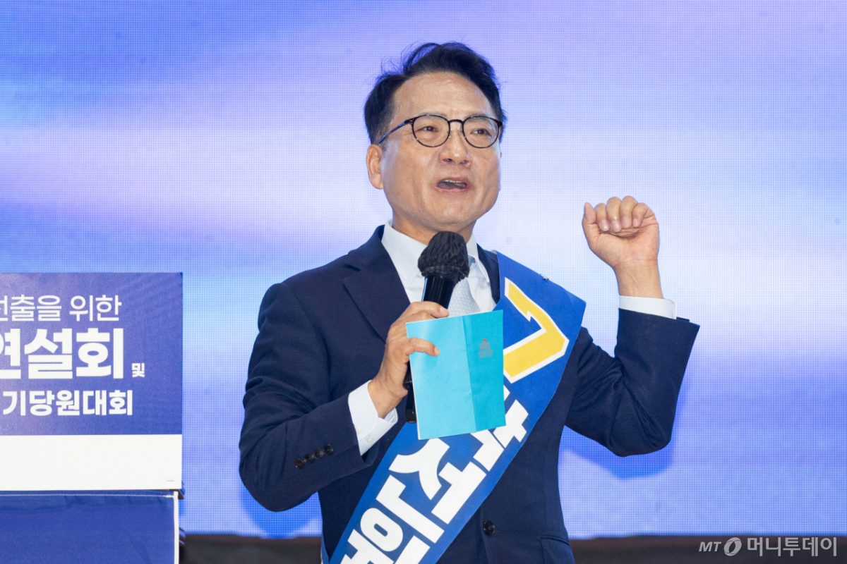 (횡성=뉴스1) 유승관 기자 = 박선원 더불어민주당 최고위원 후보가 9일 강원 횡성군 횡성국민체육센터에서 열린 더불어민주당 당대표 및 최고위원 선출을 위한 강원 순회경선 합동연설회에서 지지를 호소하고 있다. 2026.8.9/뉴스1 Copyright © 뉴스1. All rights reserved. 무단 전재 및 재배포, AI학습 이용 금지. /사진=(횡성=뉴스1) 유승관 기자