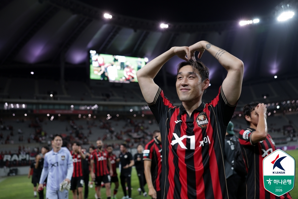 송민규가 15일 서울월드컵경기장에서 열린 FC서울 대 대전 하나시티즌의 '하나은행 K리그 2026' 23라운드 승리 후 팬들에게 하트 모양을 만들어 인사하고 있다. /사진=한국프로축구연맹 제공